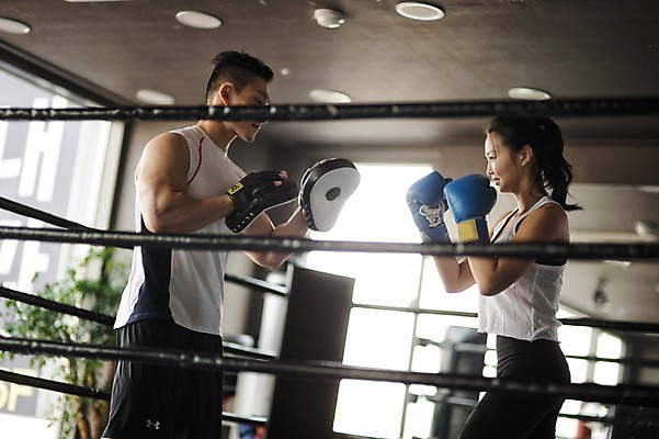 포토 JPG 여자 남자 실내 성인 두명 옆모습 30대 권투 한국인 권투장 권투글러브 국내포토 뷰포인트 스포츠시설 사람 동양인 내부 장년 격투기 글러브 파일형식