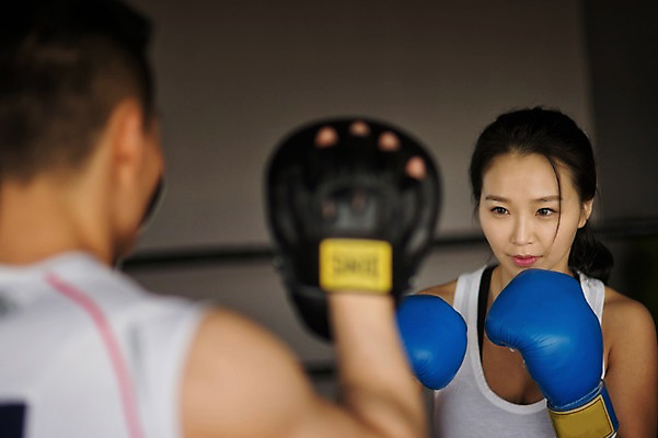 포토 JPG 여자 남자 실내 성인 두명 앞모습 30대 권투 한국인 권투장 권투글러브 국내포토 뷰포인트 스포츠시설 사람 동양인 내부 장년 격투기 글러브 파일형식