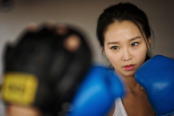 포토 JPG 여자 실내 한명 성인 앞모습 아웃포커스 30대 권투 한국인 권투장 권투글러브 성인여자한명만 국내포토 1 뷰포인트 스포츠시설 촬영기법 사람 동양인 내부 장년 격투기 글러브 여자한명만 성인여자만 파일형식