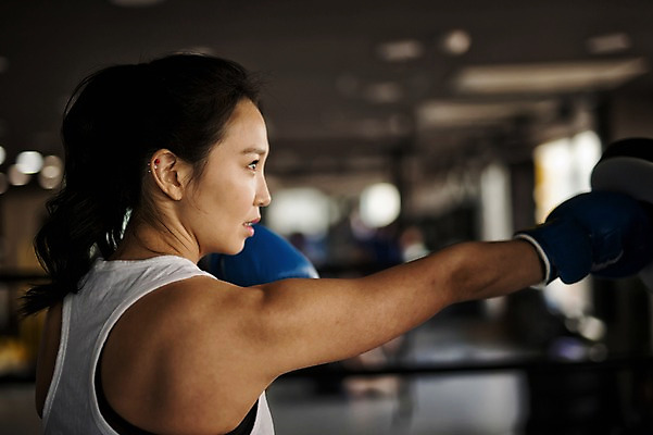 포토 JPG 여자 실내 한명 성인 옆모습 30대 권투 한국인 권투장 권투글러브 펀치 성인여자한명만 국내포토 1 뷰포인트 스포츠시설 모션 사람 동양인 내부 장년 격투기 글러브 여자한명만 성인여자만 파일형식