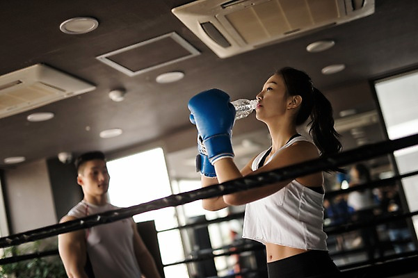 포토 JPG 여자 남자 실내 성인 두명 옆모습 30대 권투 한국인 마시기 권투장 권투글러브 물병 국내포토 뷰포인트 스포츠시설 모션 사람 동양인 내부 장년 격투기 글러브 물통 파일형식