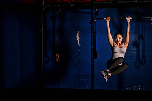 포토 JPG 전신 여자 실내 매달리기 한명 성인 앞모습 30대 운동복 운동 한국인 철봉 철봉운동 성인여자한명만 국내포토 1 옷 뷰포인트 모션 건강 사람 동양인 내부 장년 여자한명만 성인여자만 파일형식