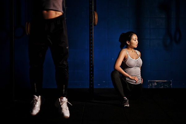 포토 JPG 여자 남자 실내 매달리기 성인 두명 앞모습 30대 운동복 운동 한국인 철봉 철봉운동 국내포토 옷 뷰포인트 모션 건강 사람 동양인 내부 장년 파일형식