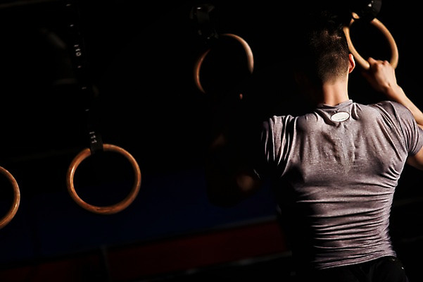 포토 JPG 남자 실내 매달리기 한명 성인 뒷모습 30대 운동복 운동 한국인 철봉 철봉운동 성인남자한명만 국내포토 1 옷 뷰포인트 모션 건강 사람 동양인 내부 장년 남자한명만 성인남자만 파일형식