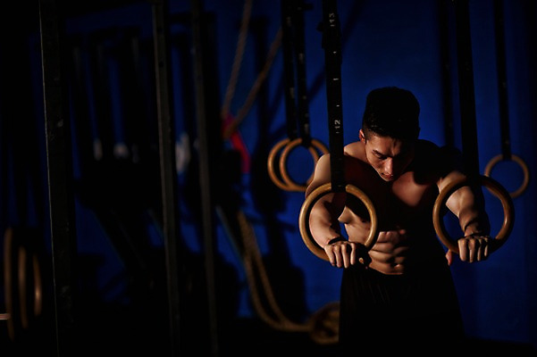 포토 JPG 남자 상의탈의 실내 매달리기 한명 성인 앞모습 30대 운동 한국인 철봉 철봉운동 성인남자한명만 국내포토 1 뷰포인트 모션 탈의 건강 사람 동양인 내부 장년 남자한명만 성인남자만 파일형식