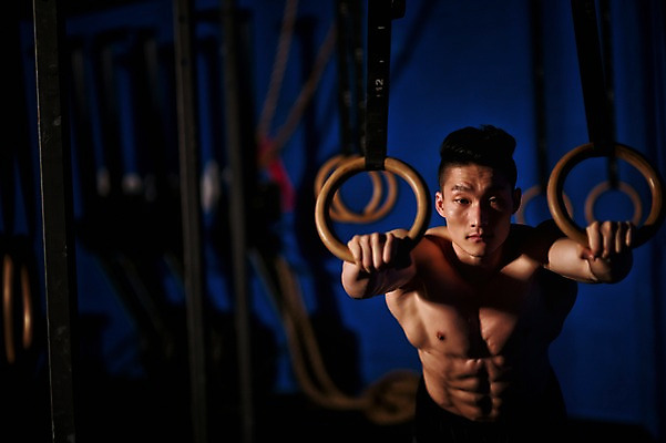 포토 JPG 남자 상의탈의 실내 매달리기 한명 성인 앞모습 30대 운동 한국인 철봉 철봉운동 성인남자한명만 국내포토 1 뷰포인트 모션 탈의 건강 사람 동양인 내부 장년 남자한명만 성인남자만 파일형식