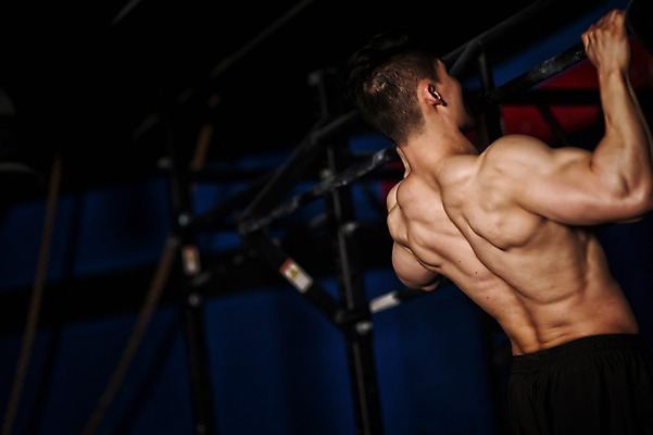 포토 JPG 남자 상의탈의 실내 매달리기 한명 성인 뒷모습 30대 운동 한국인 철봉 철봉운동 성인남자한명만 국내포토 1 뷰포인트 모션 탈의 건강 사람 동양인 내부 장년 남자한명만 성인남자만 파일형식