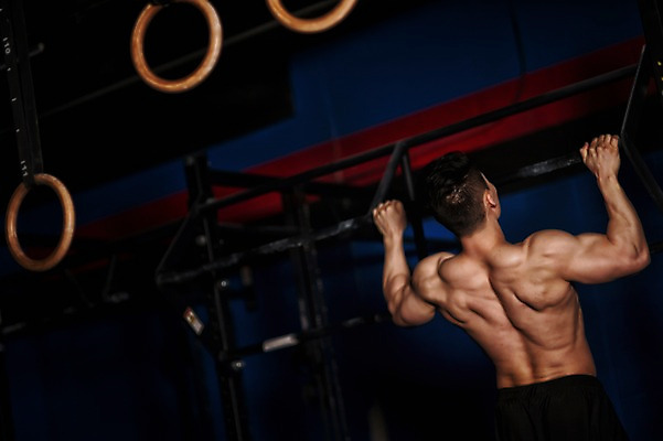 포토 JPG 남자 상의탈의 실내 매달리기 한명 성인 뒷모습 30대 운동 한국인 철봉 철봉운동 성인남자한명만 국내포토 1 뷰포인트 모션 탈의 건강 사람 동양인 내부 장년 남자한명만 성인남자만 파일형식