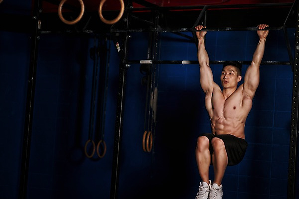 포토 JPG 전신 남자 상의탈의 실내 매달리기 한명 성인 앞모습 30대 운동 한국인 철봉 철봉운동 성인남자한명만 국내포토 1 뷰포인트 모션 탈의 건강 사람 동양인 내부 장년 남자한명만 성인남자만 파일형식