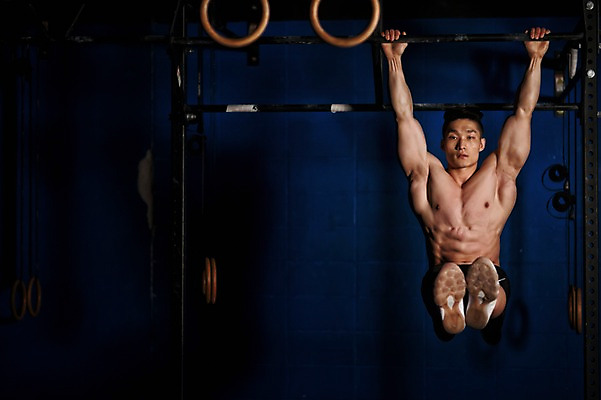 포토 JPG 전신 남자 상의탈의 실내 매달리기 한명 성인 앞모습 30대 운동 한국인 철봉 철봉운동 성인남자한명만 국내포토 1 뷰포인트 모션 탈의 건강 사람 동양인 내부 장년 남자한명만 성인남자만 파일형식