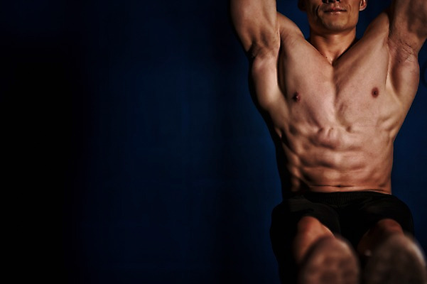 포토 JPG 남자 상의탈의 실내 매달리기 한명 성인 앞모습 30대 운동 한국인 철봉 철봉운동 성인남자한명만 국내포토 1 뷰포인트 모션 탈의 건강 사람 동양인 내부 장년 남자한명만 성인남자만 파일형식