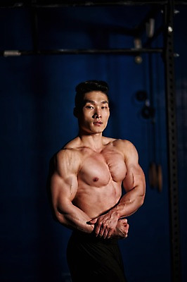 포토 JPG 남자 상의탈의 실내 한명 상반신 성인 앞모습 30대 한국인 보디빌더 근육질 성인남자한명만 국내포토 1 뷰포인트 근육 탈의 사람 동양인 내부 장년 보디빌딩 몸매 남자한명만 성인남자만 파일형식