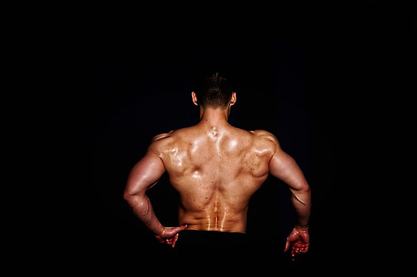 포토 JPG 남자 상의탈의 실내 한명 상반신 성인 뒷모습 30대 한국인 보디빌더 근육질 성인남자한명만 국내포토 1 뷰포인트 근육 탈의 사람 동양인 내부 장년 보디빌딩 몸매 남자한명만 성인남자만 파일형식