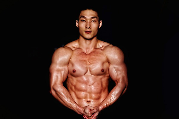 포토 JPG 남자 상의탈의 실내 한명 상반신 성인 앞모습 30대 한국인 보디빌더 근육질 성인남자한명만 국내포토 1 뷰포인트 근육 탈의 사람 동양인 내부 장년 보디빌딩 몸매 남자한명만 성인남자만 파일형식