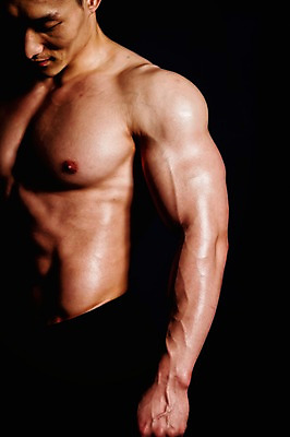 포토 JPG 남자 상의탈의 실내 한명 상반신 성인 앞모습 30대 한국인 보디빌더 근육질 성인남자한명만 국내포토 1 뷰포인트 근육 탈의 사람 동양인 내부 장년 보디빌딩 몸매 남자한명만 성인남자만 파일형식