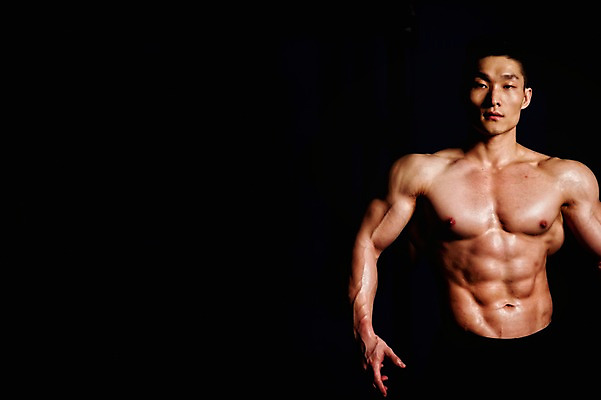 포토 JPG 남자 상의탈의 실내 한명 상반신 성인 앞모습 30대 한국인 보디빌더 근육질 성인남자한명만 국내포토 1 뷰포인트 근육 탈의 사람 동양인 내부 장년 보디빌딩 몸매 남자한명만 성인남자만 파일형식