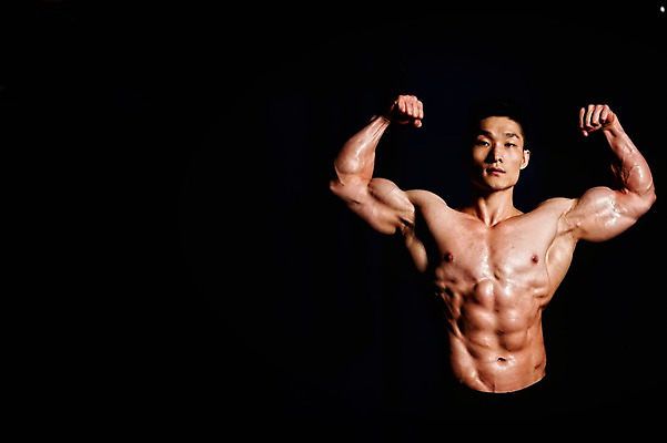 포토 JPG 남자 상의탈의 실내 한명 상반신 성인 앞모습 30대 한국인 보디빌더 근육질 성인남자한명만 국내포토 1 뷰포인트 근육 탈의 사람 동양인 내부 장년 보디빌딩 몸매 남자한명만 성인남자만 파일형식