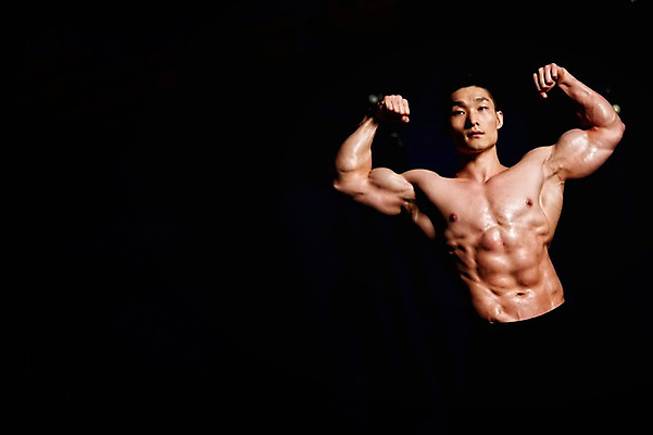 포토 JPG 남자 상의탈의 실내 한명 상반신 성인 앞모습 30대 한국인 보디빌더 근육질 성인남자한명만 국내포토 1 뷰포인트 근육 탈의 사람 동양인 내부 장년 보디빌딩 몸매 남자한명만 성인남자만 파일형식