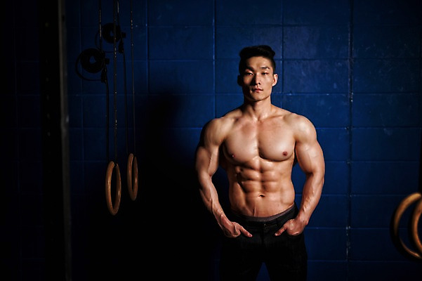 포토 JPG 남자 상의탈의 실내 한명 상반신 성인 앞모습 30대 한국인 보디빌더 근육질 성인남자한명만 국내포토 1 뷰포인트 근육 탈의 사람 동양인 내부 장년 보디빌딩 몸매 남자한명만 성인남자만 파일형식