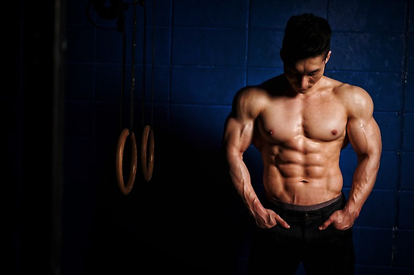 포토 JPG 남자 상의탈의 실내 한명 상반신 성인 앞모습 30대 한국인 보디빌더 근육질 성인남자한명만 국내포토 1 뷰포인트 근육 탈의 사람 동양인 내부 장년 보디빌딩 몸매 남자한명만 성인남자만 파일형식