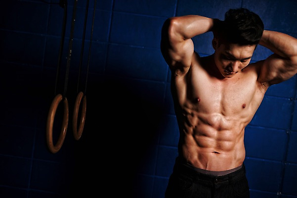 포토 JPG 남자 상의탈의 실내 한명 상반신 성인 앞모습 30대 한국인 보디빌더 근육질 성인남자한명만 국내포토 1 뷰포인트 근육 탈의 사람 동양인 내부 장년 보디빌딩 몸매 남자한명만 성인남자만 파일형식