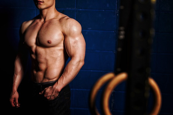 포토 JPG 남자 상의탈의 실내 한명 상반신 성인 앞모습 30대 한국인 보디빌더 근육질 성인남자한명만 국내포토 1 뷰포인트 근육 탈의 사람 동양인 내부 장년 보디빌딩 몸매 남자한명만 성인남자만 파일형식