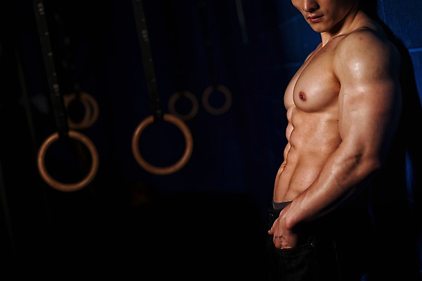 포토 JPG 남자 상의탈의 실내 한명 상반신 성인 옆모습 30대 한국인 보디빌더 근육질 성인남자한명만 국내포토 1 뷰포인트 근육 탈의 사람 동양인 내부 장년 보디빌딩 몸매 남자한명만 성인남자만 파일형식