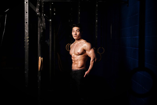 포토 JPG 남자 상의탈의 실내 한명 상반신 성인 앞모습 30대 한국인 보디빌더 근육질 성인남자한명만 국내포토 1 뷰포인트 근육 탈의 사람 동양인 내부 장년 보디빌딩 몸매 남자한명만 성인남자만 파일형식