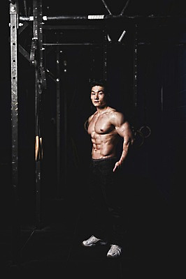 포토 JPG 전신 남자 상의탈의 실내 한명 상반신 성인 앞모습 30대 한국인 보디빌더 근육질 성인남자한명만 국내포토 1 뷰포인트 근육 탈의 사람 동양인 내부 장년 보디빌딩 몸매 남자한명만 성인남자만 파일형식