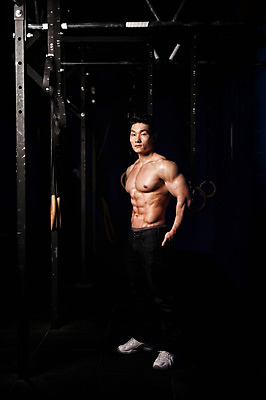 포토 JPG 전신 남자 상의탈의 실내 한명 상반신 성인 앞모습 30대 한국인 보디빌더 근육질 성인남자한명만 국내포토 1 뷰포인트 근육 탈의 사람 동양인 내부 장년 보디빌딩 몸매 남자한명만 성인남자만 파일형식