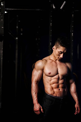 포토 JPG 남자 상의탈의 실내 한명 상반신 성인 앞모습 30대 한국인 보디빌더 근육질 성인남자한명만 국내포토 1 뷰포인트 근육 탈의 사람 동양인 내부 장년 보디빌딩 몸매 남자한명만 성인남자만 파일형식