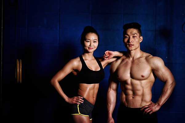 포토 JPG 여자 남자 허리손 포즈 실내 상반신 성인 두명 앞모습 30대 운동복 한국인 보디빌더 국내포토 옷 뷰포인트 사람 동양인 내부 장년 보디빌딩 파일형식