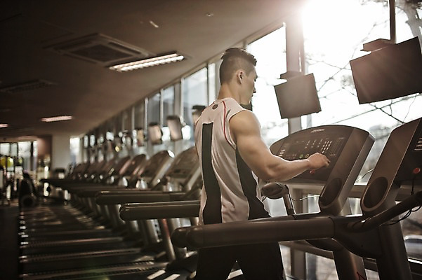 포토 JPG 남자 실내 한명 성인 옆모습 30대 운동복 달리기 헬스 헬스장 한국인 런닝머신 성인남자한명만 국내포토 1 옷 뷰포인트 모션 사람 동양인 내부 장년 운동 운동기구 남자한명만 성인남자만 파일형식