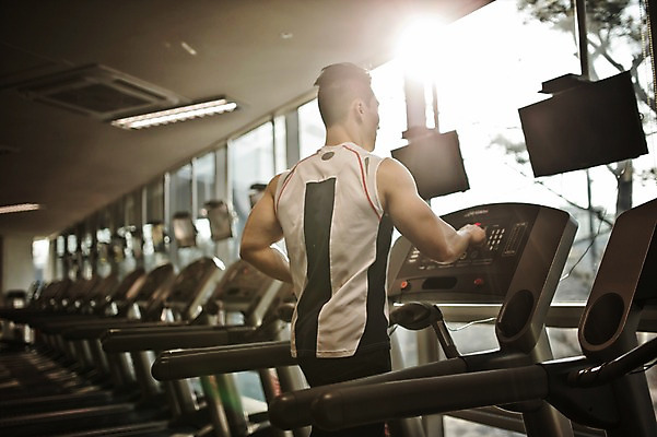 포토 JPG 남자 실내 한명 성인 뒷모습 30대 운동복 달리기 헬스 헬스장 한국인 런닝머신 성인남자한명만 국내포토 1 옷 뷰포인트 모션 사람 동양인 내부 장년 운동 운동기구 남자한명만 성인남자만 파일형식