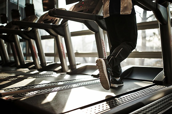 포토 JPG 남자 실내 한명 성인 뒷모습 30대 운동복 달리기 헬스 헬스장 한국인 하반신 런닝머신 국내포토 1 옷 뷰포인트 모션 사람 동양인 내부 장년 운동 운동기구 파일형식