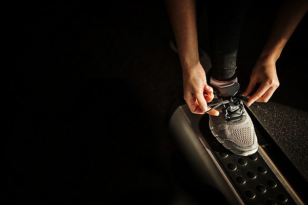 포토 JPG 여자 운동화 실내 한명 성인 30대 헬스 헬스장 한국인 묶기 운동화끈 국내포토 1 신발 모션 사람 동양인 내부 장년 운동 끈 파일형식