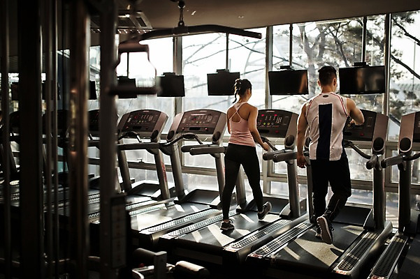 포토 JPG 전신 여자 남자 실내 성인 두명 뒷모습 30대 걷기 헬스 헬스장 한국인 런닝머신 국내포토 뷰포인트 모션 사람 동양인 내부 장년 운동 운동기구 파일형식