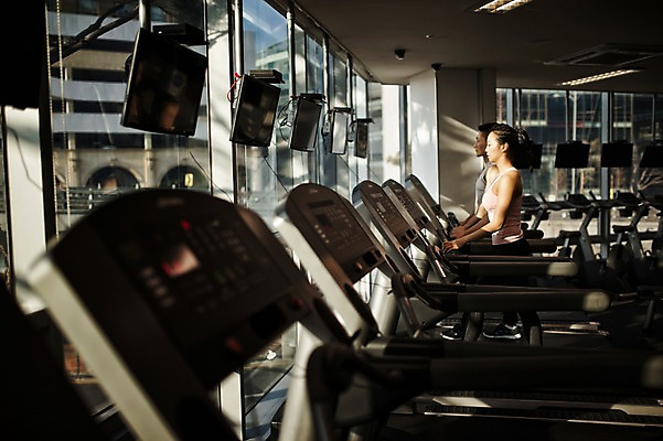 포토 JPG 여자 남자 실내 성인 두명 옆모습 30대 걷기 헬스 헬스장 한국인 런닝머신 국내포토 뷰포인트 모션 사람 동양인 내부 장년 운동 운동기구 파일형식