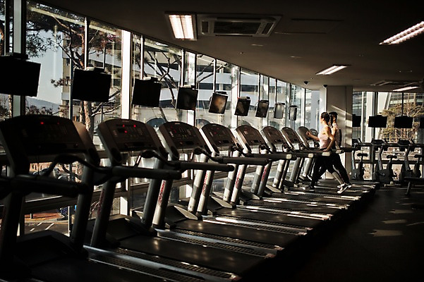 포토 JPG 전신 여자 남자 실내 성인 두명 옆모습 30대 걷기 헬스 헬스장 한국인 런닝머신 국내포토 뷰포인트 모션 사람 동양인 내부 장년 운동 운동기구 파일형식