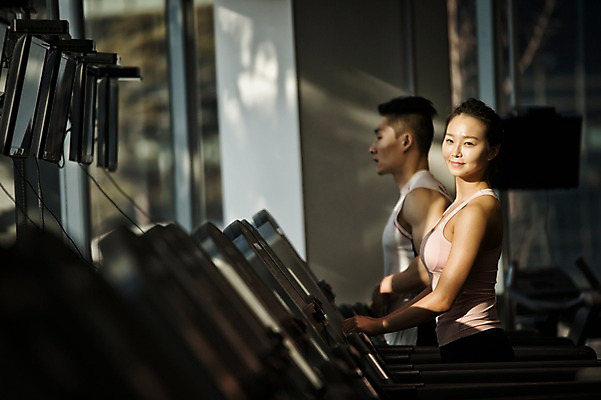 포토 JPG 여자 남자 실내 성인 두명 옆모습 30대 걷기 헬스 헬스장 한국인 런닝머신 국내포토 뷰포인트 모션 사람 동양인 내부 장년 운동 운동기구 파일형식