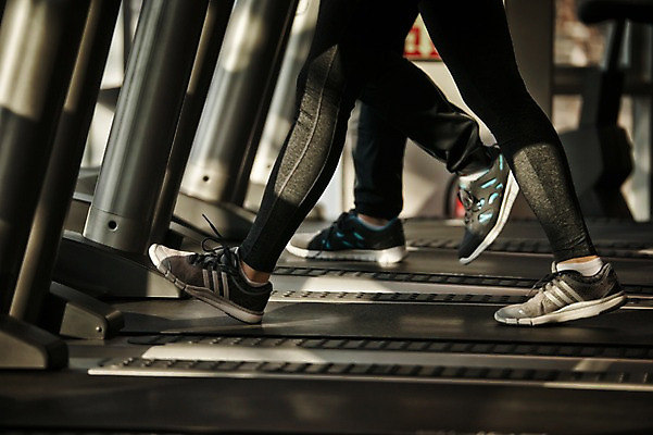 포토 JPG 여자 남자 실내 성인 두명 옆모습 30대 걷기 헬스 헬스장 한국인 하반신 런닝머신 국내포토 뷰포인트 모션 사람 동양인 내부 장년 운동 운동기구 파일형식