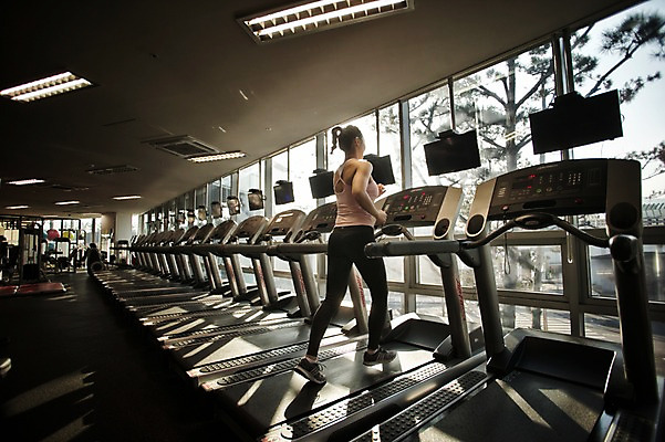 포토 JPG 전신 여자 실내 한명 성인 옆모습 30대 걷기 헬스 헬스장 한국인 런닝머신 성인여자한명만 국내포토 1 뷰포인트 모션 사람 동양인 내부 장년 운동 운동기구 여자한명만 성인여자만 파일형식