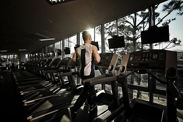 포토 JPG 전신 남자 실내 한명 성인 뒷모습 30대 걷기 헬스 헬스장 한국인 런닝머신 성인남자한명만 국내포토 1 뷰포인트 모션 사람 동양인 내부 장년 운동 운동기구 남자한명만 성인남자만 파일형식