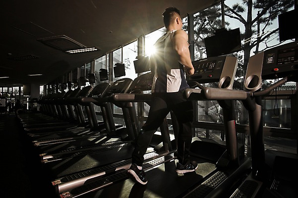 포토 JPG 전신 남자 실내 한명 성인 옆모습 30대 걷기 헬스 헬스장 한국인 런닝머신 성인남자한명만 국내포토 1 뷰포인트 모션 사람 동양인 내부 장년 운동 운동기구 남자한명만 성인남자만 파일형식