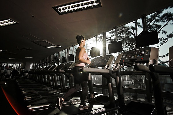 포토 JPG 전신 여자 실내 한명 성인 옆모습 30대 걷기 헬스 헬스장 한국인 런닝머신 성인여자한명만 국내포토 1 뷰포인트 모션 사람 동양인 내부 장년 운동 운동기구 여자한명만 성인여자만 파일형식