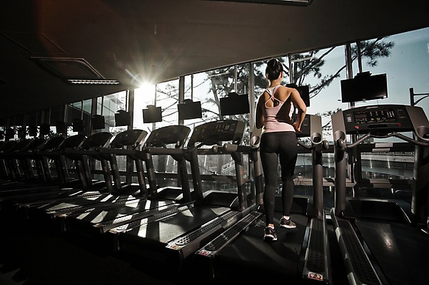 포토 JPG 전신 여자 실내 한명 성인 뒷모습 30대 걷기 헬스 헬스장 한국인 런닝머신 성인여자한명만 국내포토 1 뷰포인트 모션 사람 동양인 내부 장년 운동 운동기구 여자한명만 성인여자만 파일형식