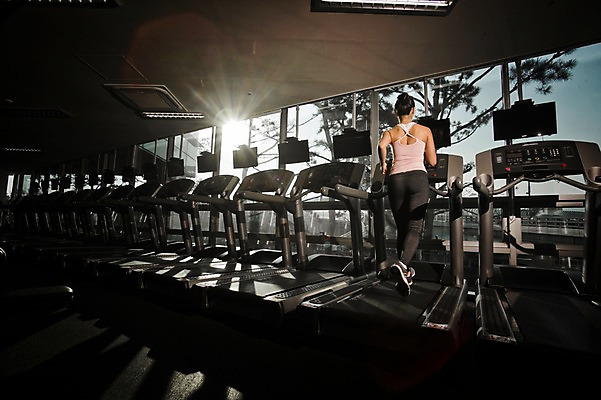 포토 JPG 전신 여자 실내 한명 성인 뒷모습 30대 걷기 헬스 헬스장 한국인 런닝머신 성인여자한명만 국내포토 1 뷰포인트 모션 사람 동양인 내부 장년 운동 운동기구 여자한명만 성인여자만 파일형식