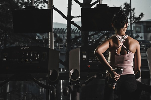 포토 JPG 여자 실내 한명 성인 뒷모습 30대 걷기 헬스 스트레칭 헬스장 한국인 런닝머신 성인여자한명만 국내포토 1 뷰포인트 모션 사람 동양인 내부 장년 운동 운동기구 여자한명만 성인여자만 파일형식