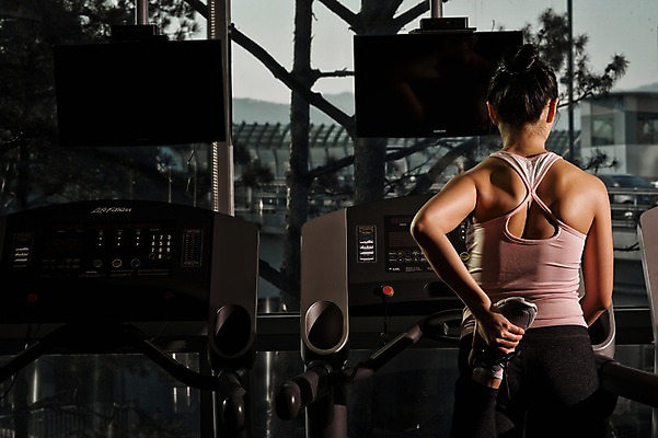 포토 JPG 여자 실내 한명 성인 뒷모습 30대 걷기 헬스 헬스장 한국인 런닝머신 성인여자한명만 국내포토 1 뷰포인트 모션 사람 동양인 내부 장년 운동 운동기구 여자한명만 성인여자만 파일형식