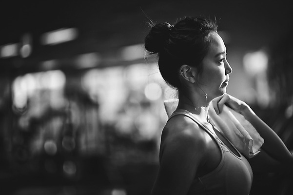 포토 JPG 여자 흑백 실내 한명 성인 옆모습 아웃포커스 30대 수건 헬스 헬스장 한국인 성인여자한명만 국내포토 1 뷰포인트 촬영기법 사람 동양인 내부 장년 위생용품 운동 여자한명만 성인여자만 파일형식